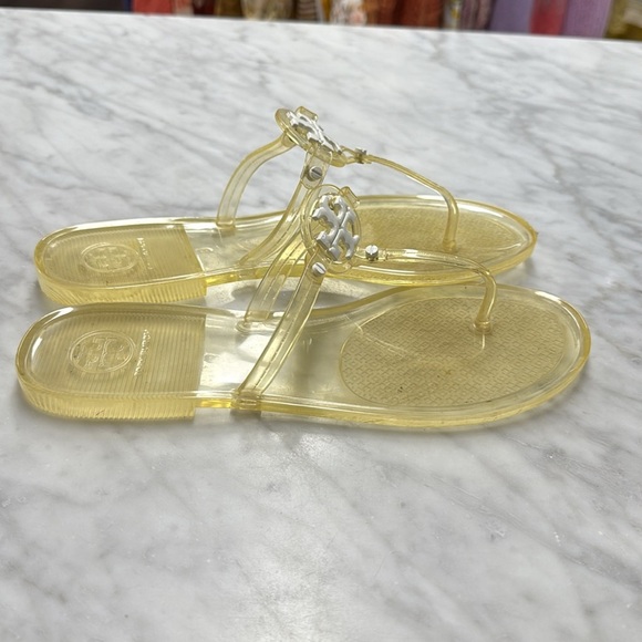 Tory Burch Clear Mini Miller Jelly Thong Sandal with White Monogram Size 8 - Picture 2 of 7